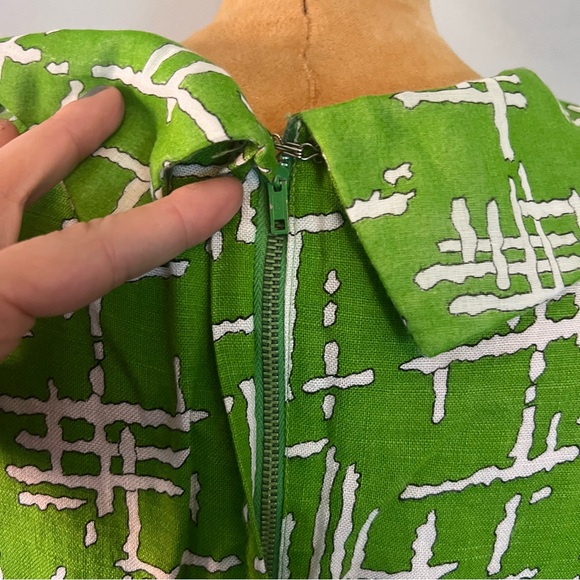 Vintage printed shift dress. 1960s, lime green. - Picture 3 of 8